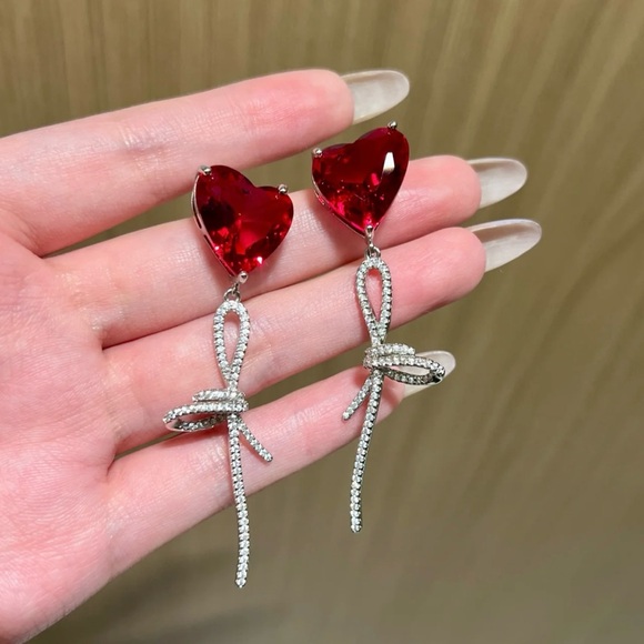 Red sparkling heart earrings - Picture 1 of 3